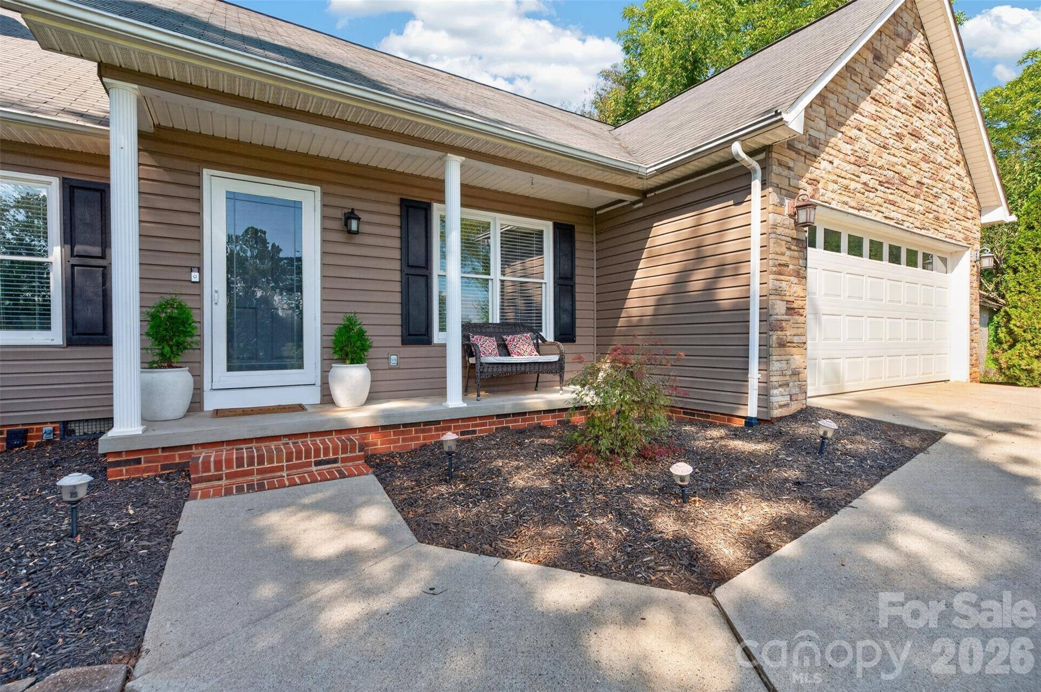 2 Hunters Creek LN, Granite Falls, NC 28630