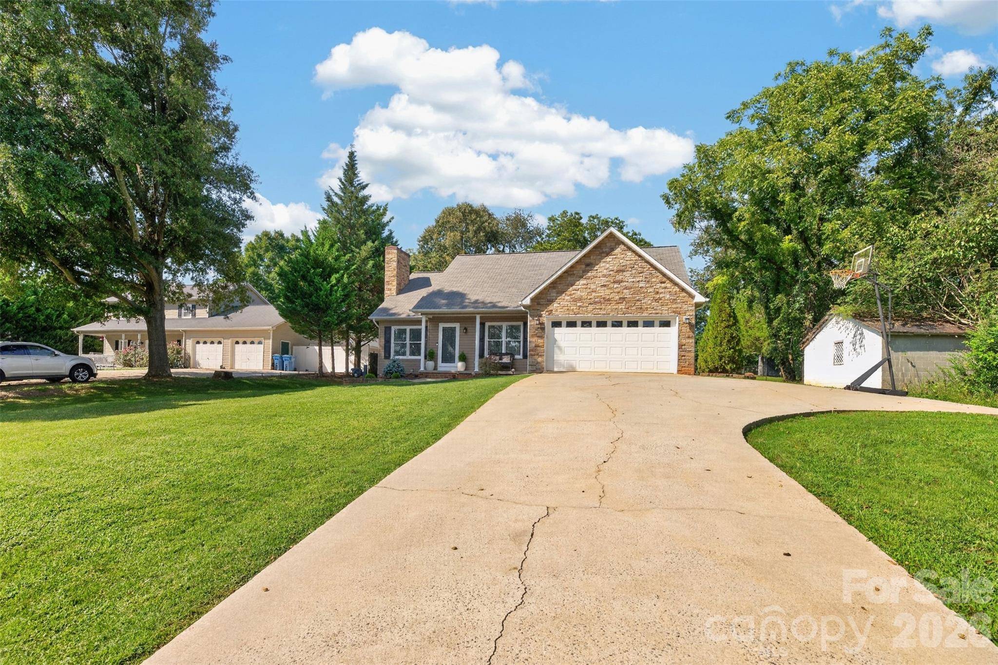 2 Hunters Creek LN, Granite Falls, NC 28630