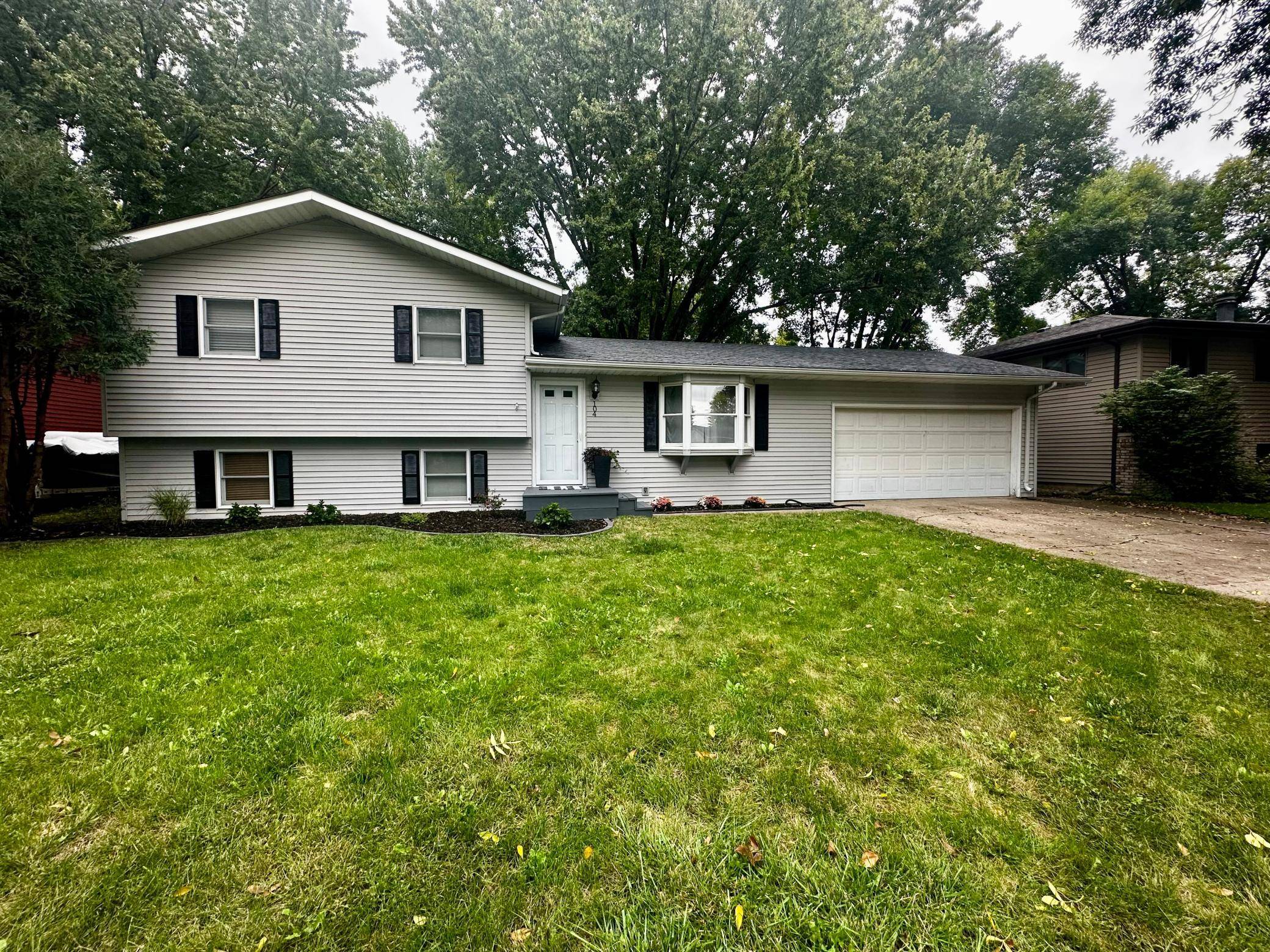 104 W Thomas AVE, Marshall, MN 56258