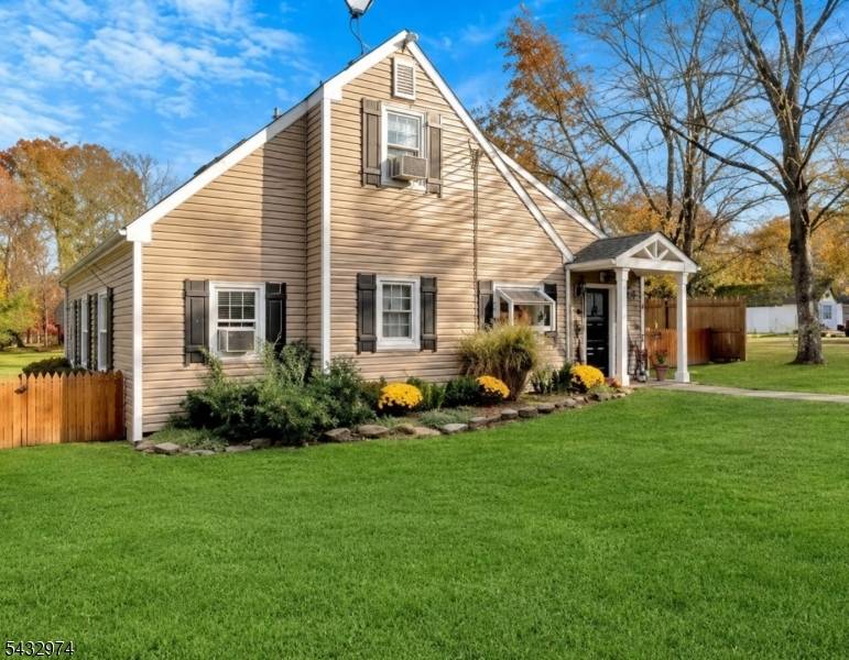 2 Sloan Ln, Lebanon Boro, NJ 08833