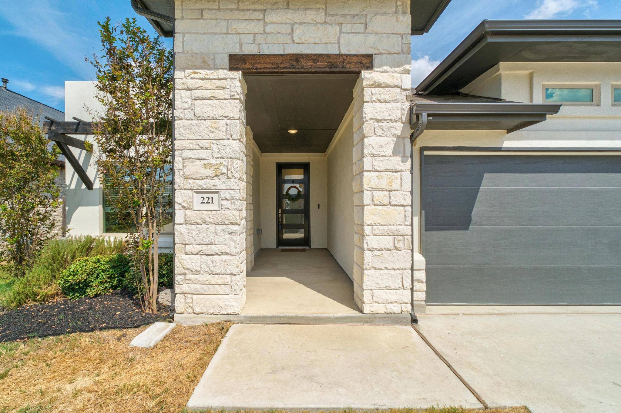221 Short Leaf DR, Buda, TX 78610