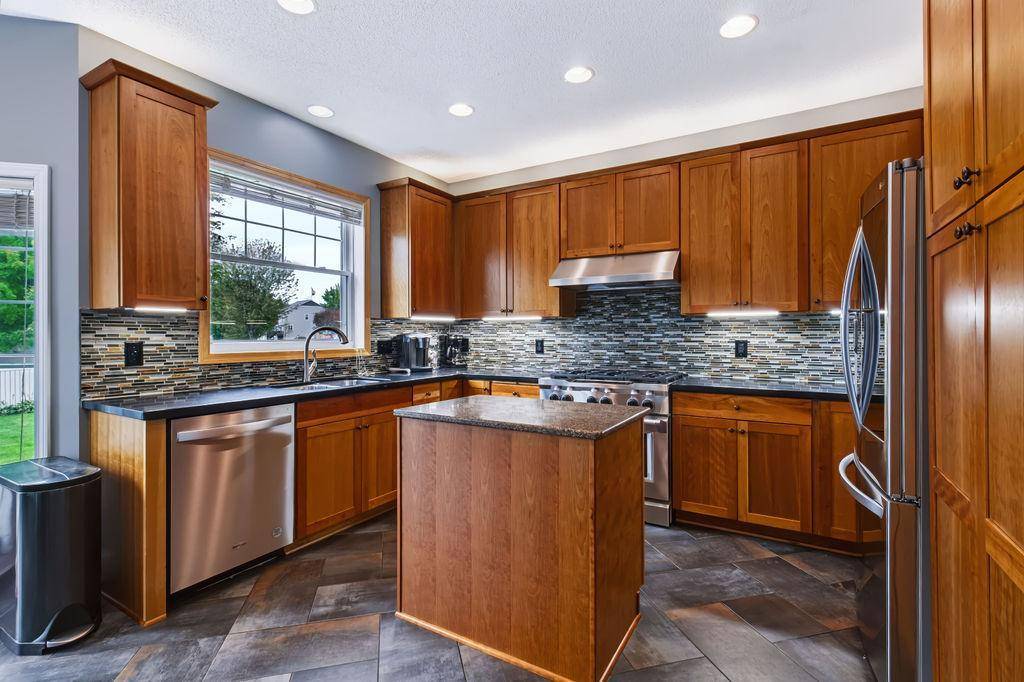 8547 Kirkwood LN N, Maple Grove, MN 55369