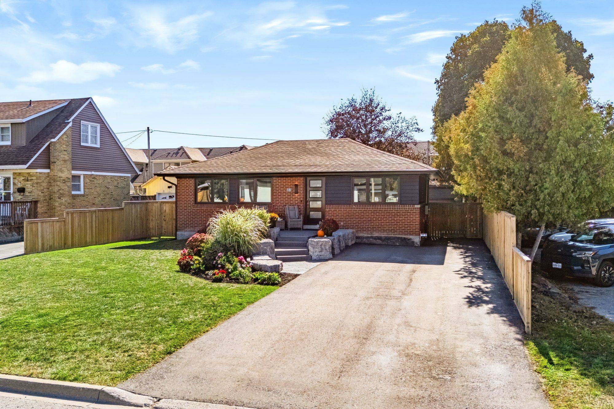 18 Meadvale RD, Halton Hills, ON L7J 2K8