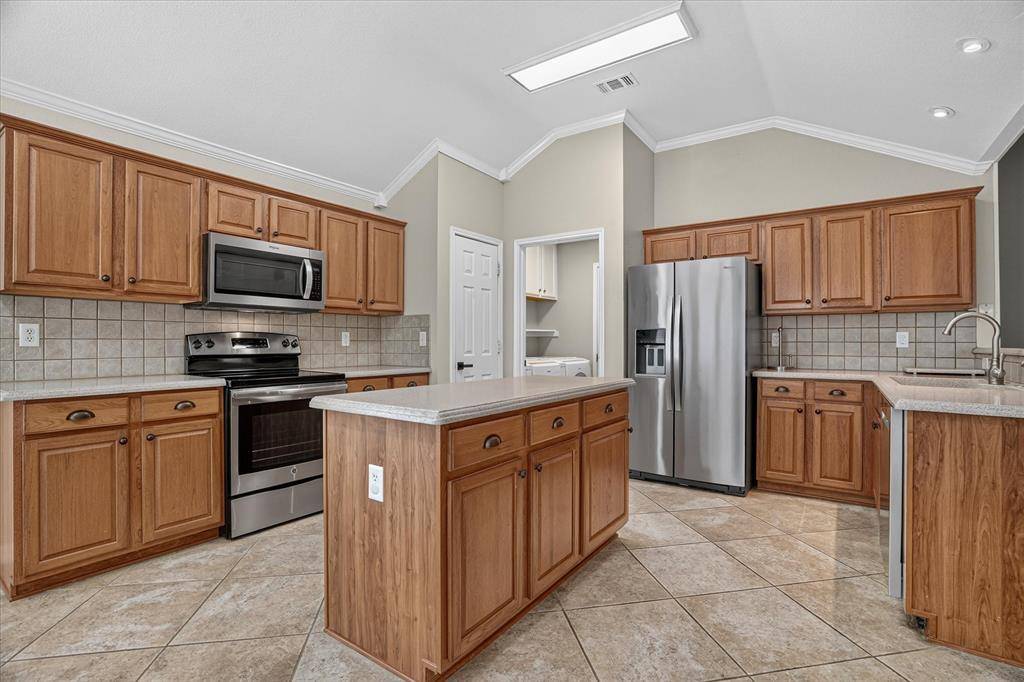 1004 Eden Street, Burleson, TX 76028