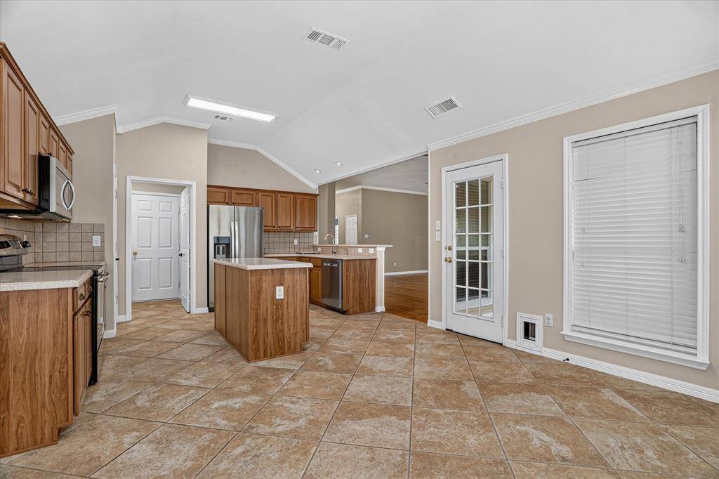 1004 Eden Street, Burleson, TX 76028