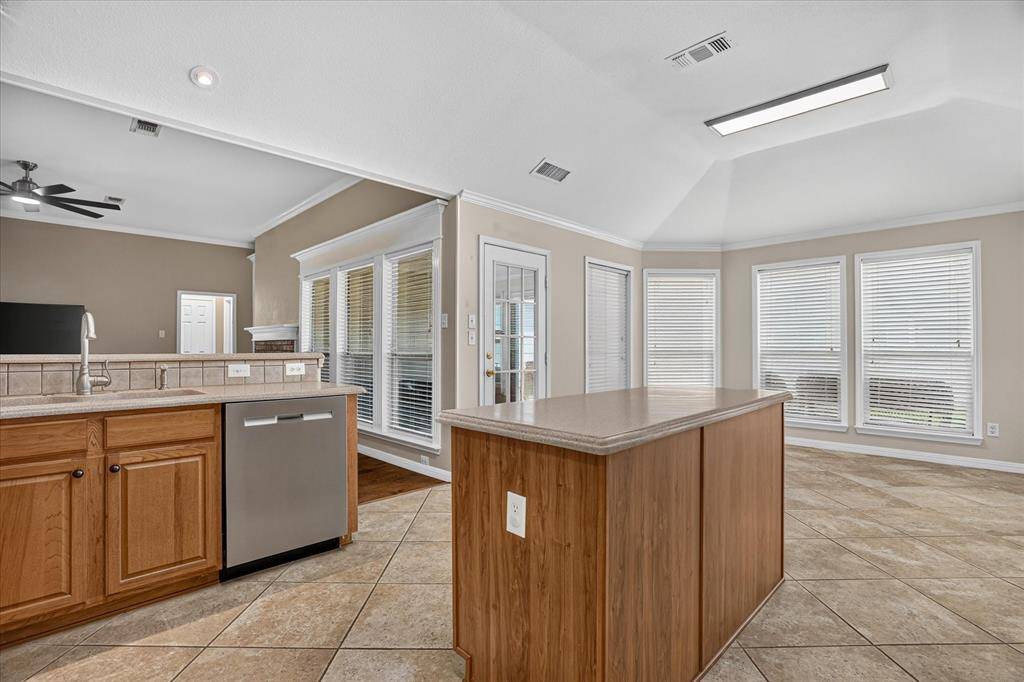 1004 Eden Street, Burleson, TX 76028