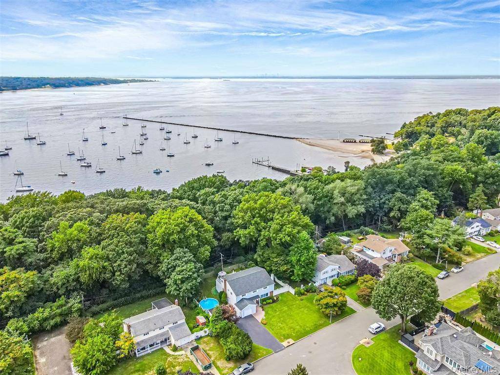 23 Barry DR, Glen Cove, NY 11542
