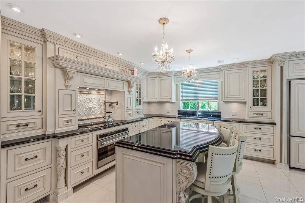 23 Barry DR, Glen Cove, NY 11542