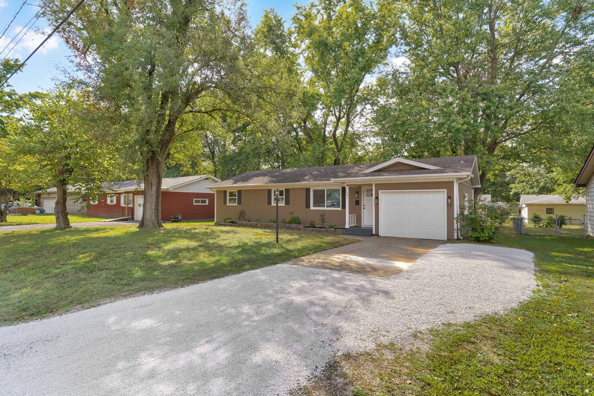 1247 S Estate AVE, Springfield, MO 65804