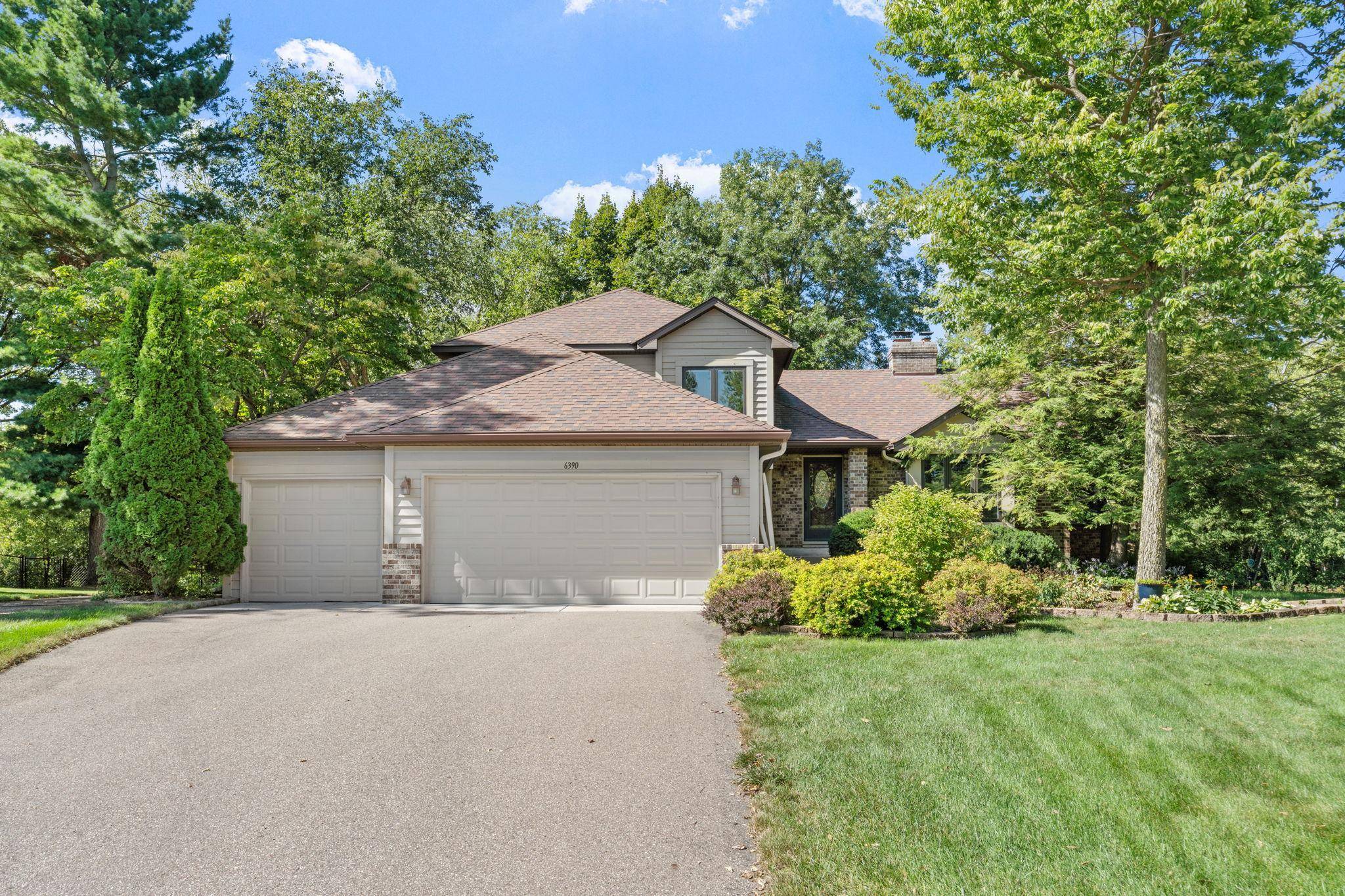 6390 Fawn LN, Lino Lakes, MN 55014