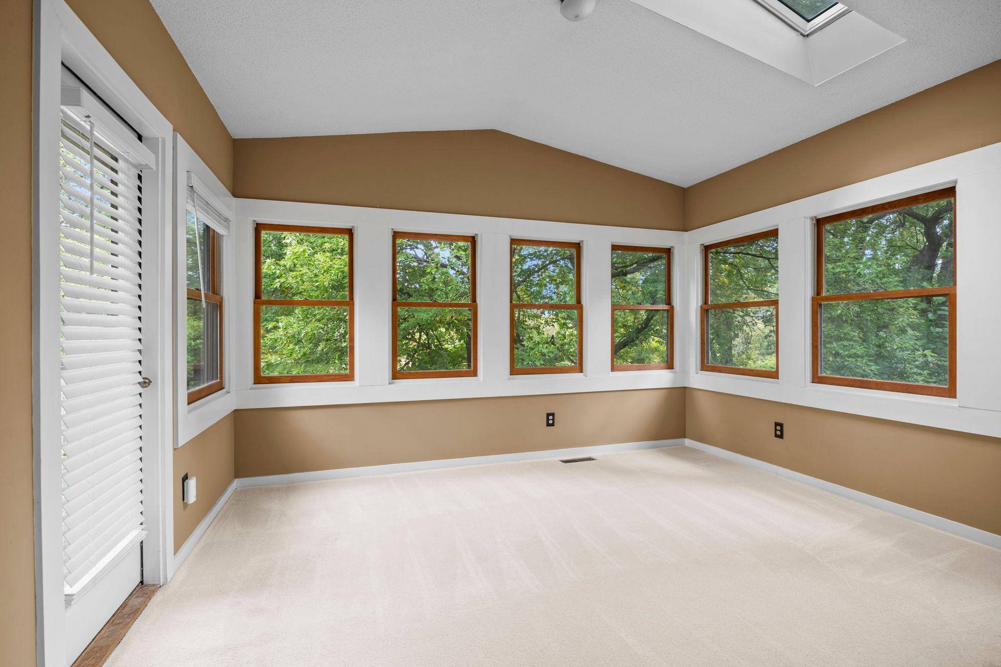 15588 Canyon RDG, Eden Prairie, MN 55347
