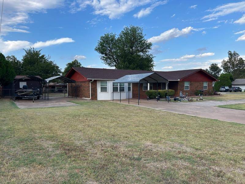 702 W Country Club RD, Chickasha, OK 73018