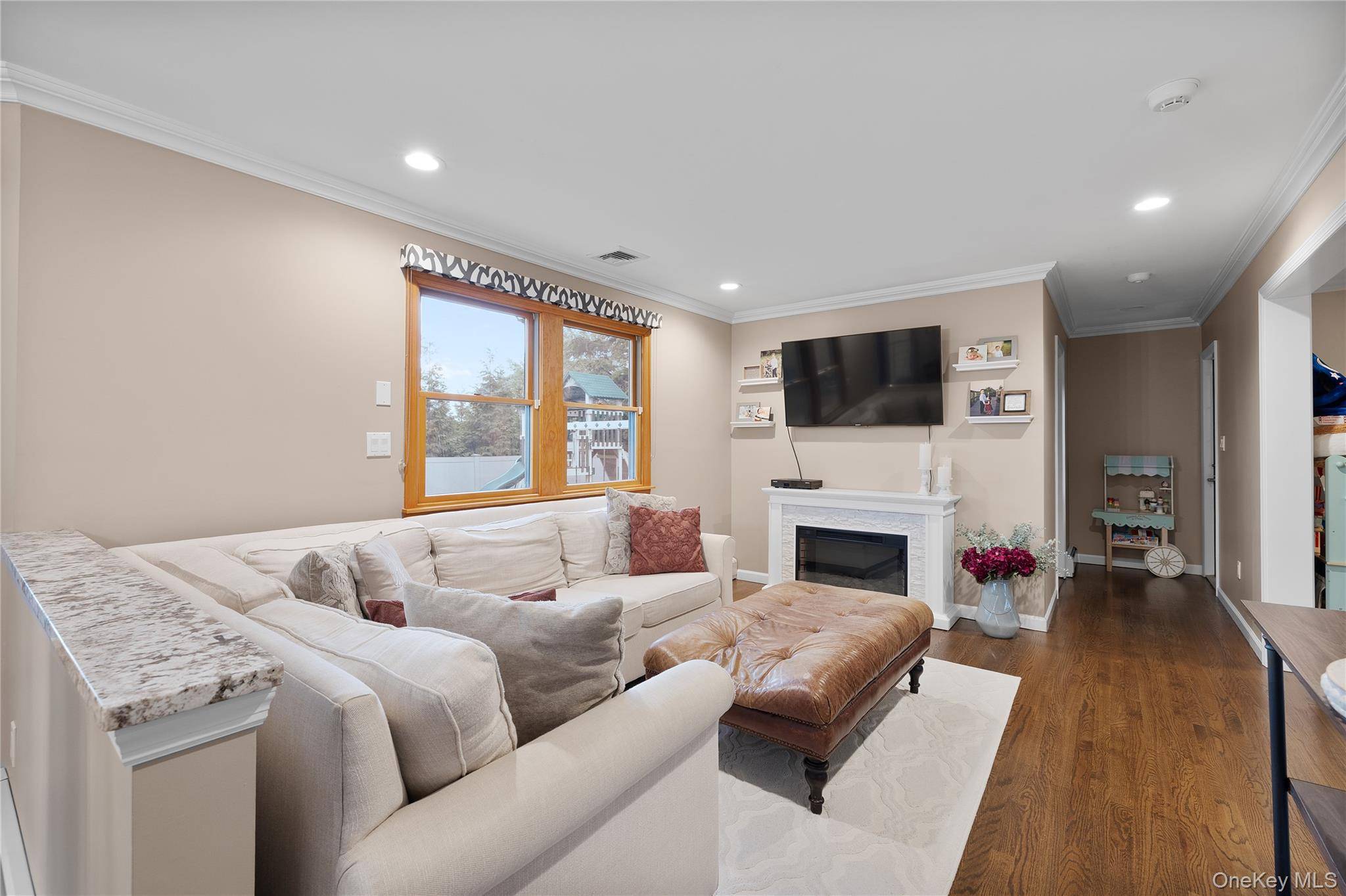 24 South PLZ, Amity Harbor, NY 11701