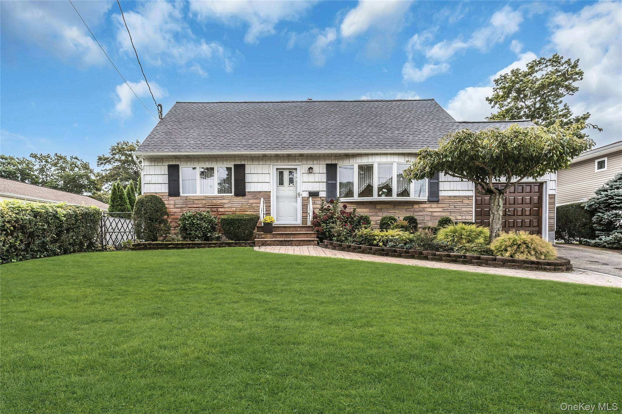 472 Chelsea AVE, West Babylon, NY 11704