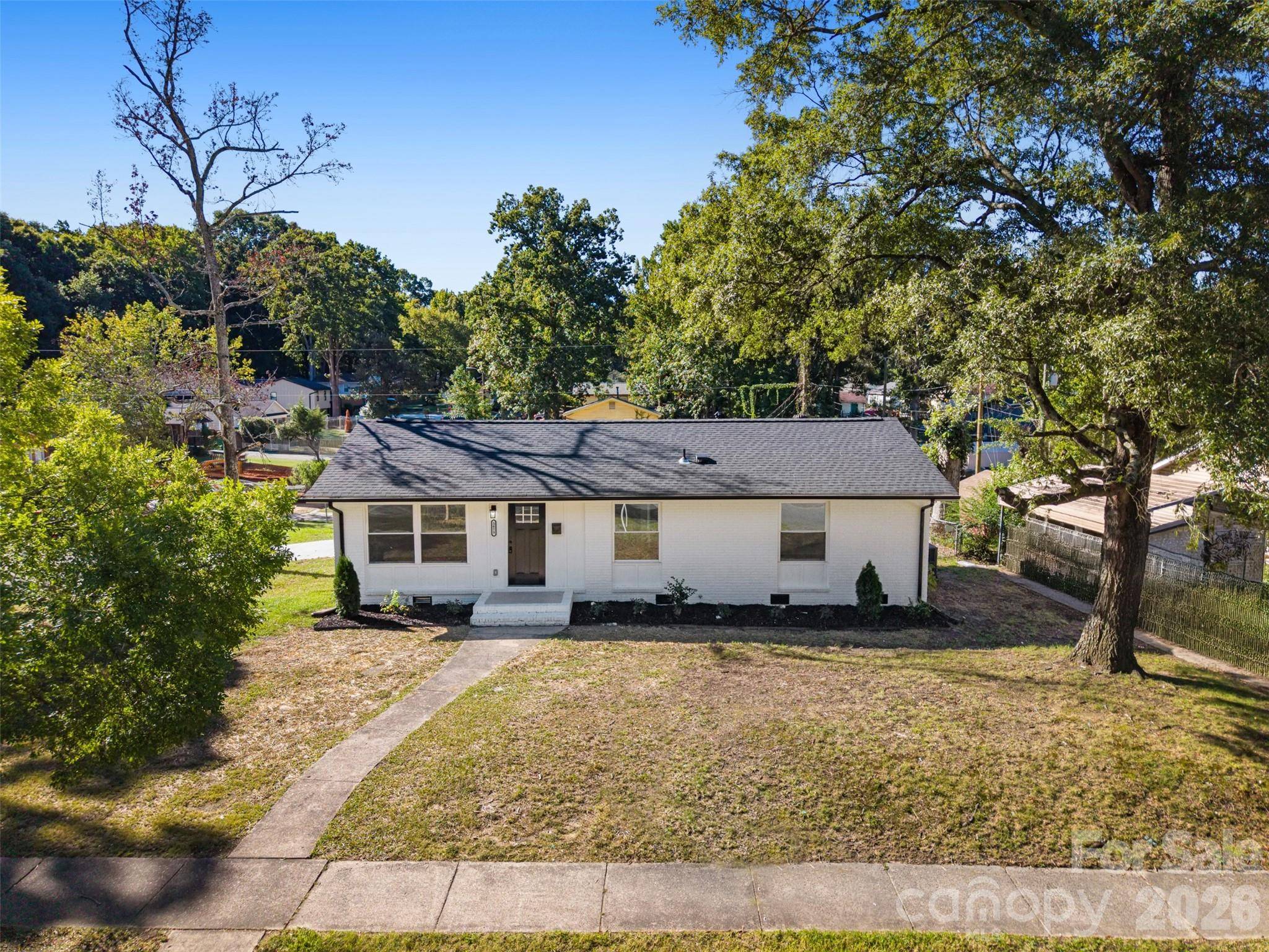 5618 Snow White LN, Charlotte, NC 28213