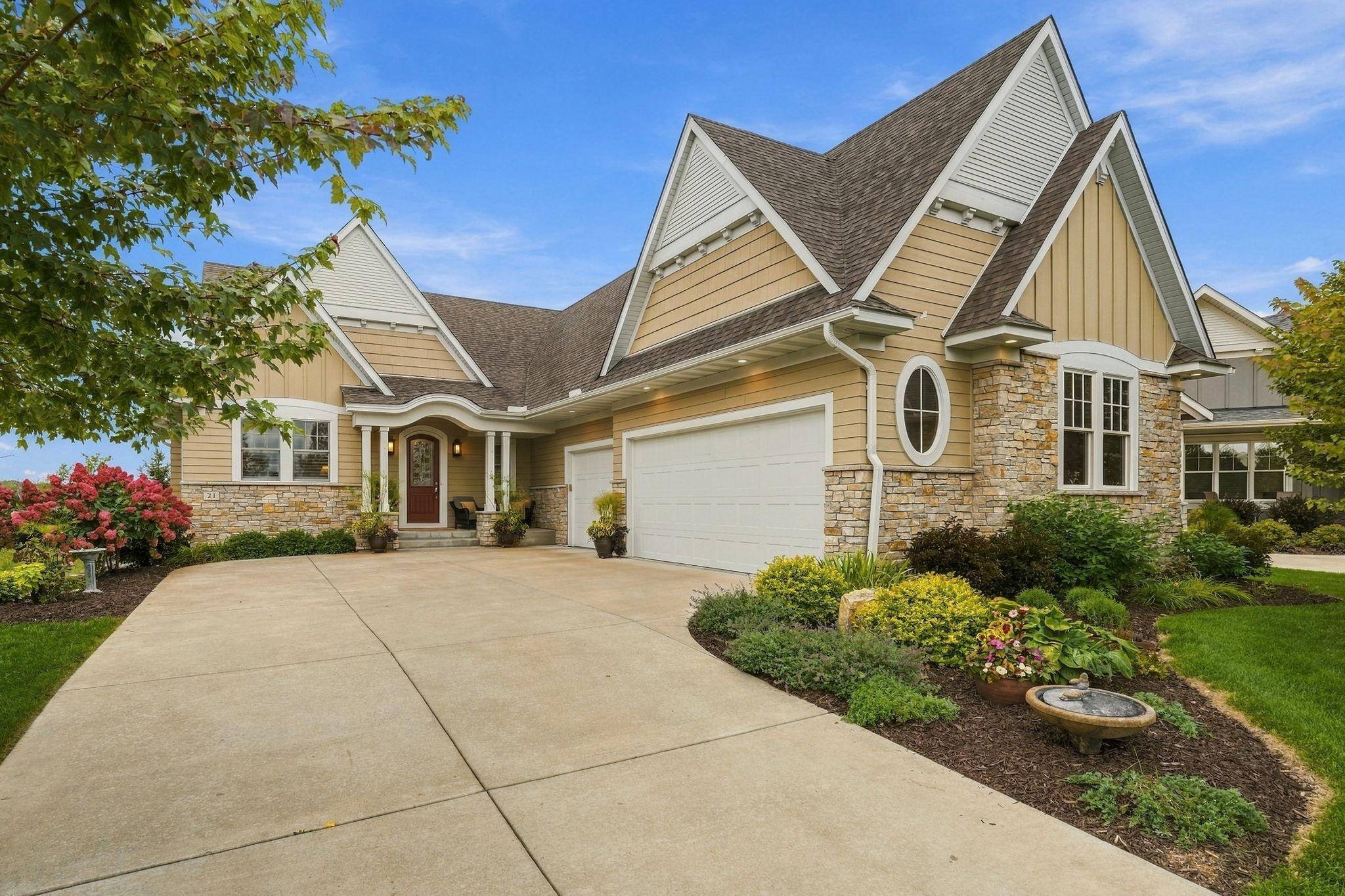 21 Phoebe LN, North Oaks, MN 55127