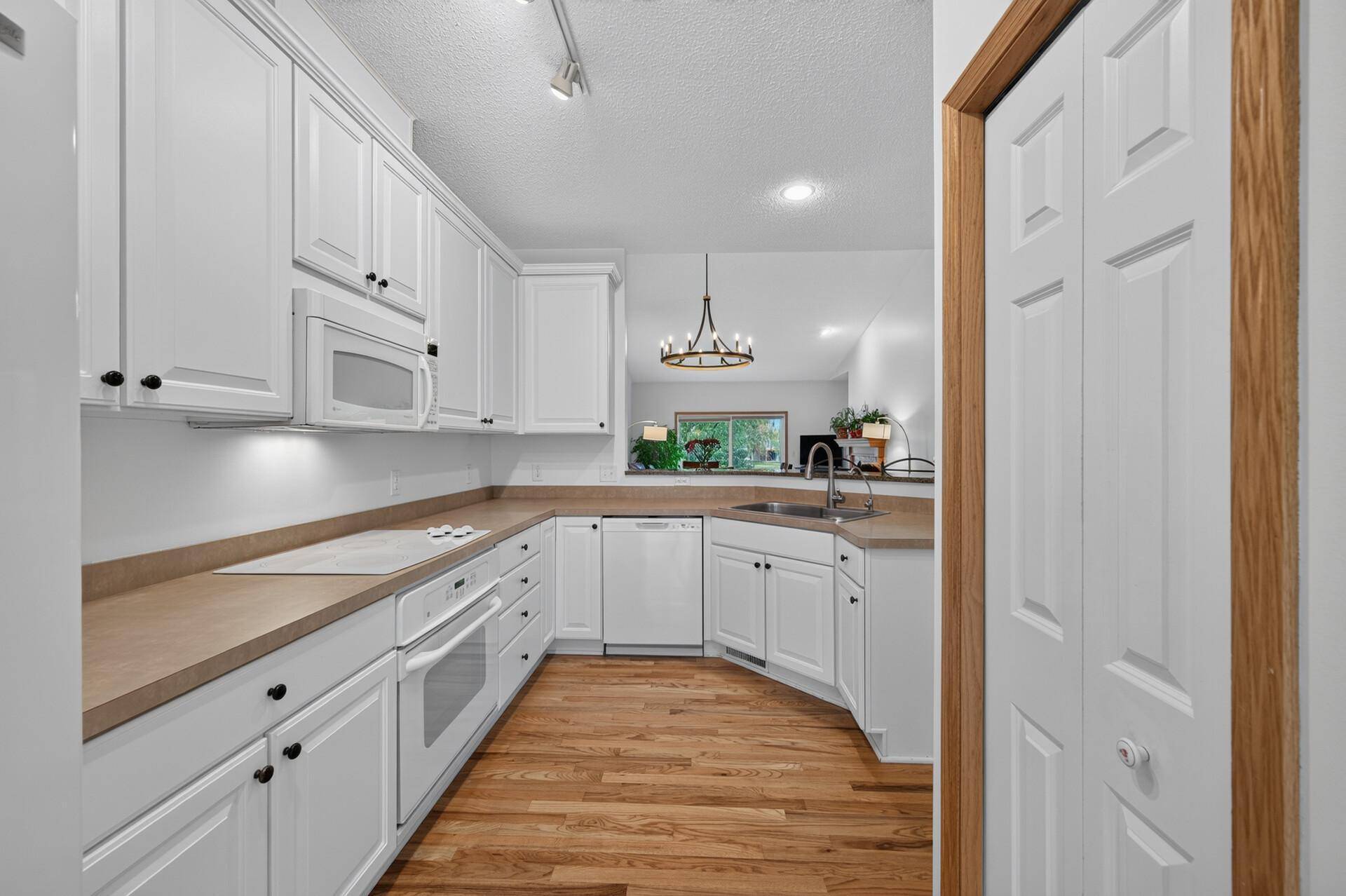 3896 Darling DR, Woodbury, MN 55125