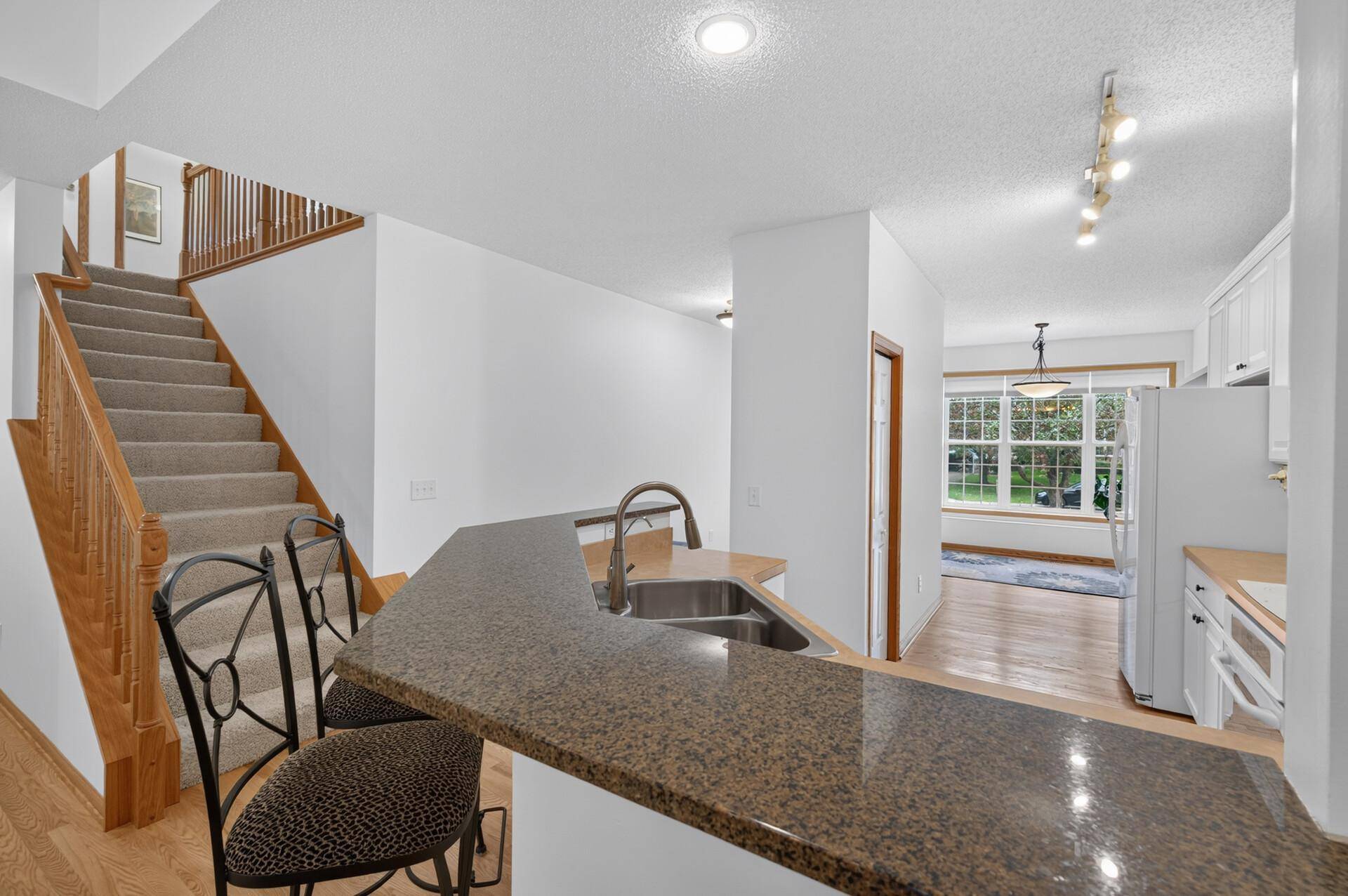 3896 Darling DR, Woodbury, MN 55125