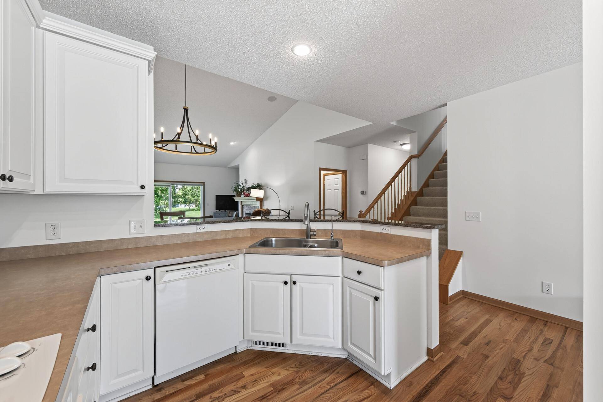 3896 Darling DR, Woodbury, MN 55125