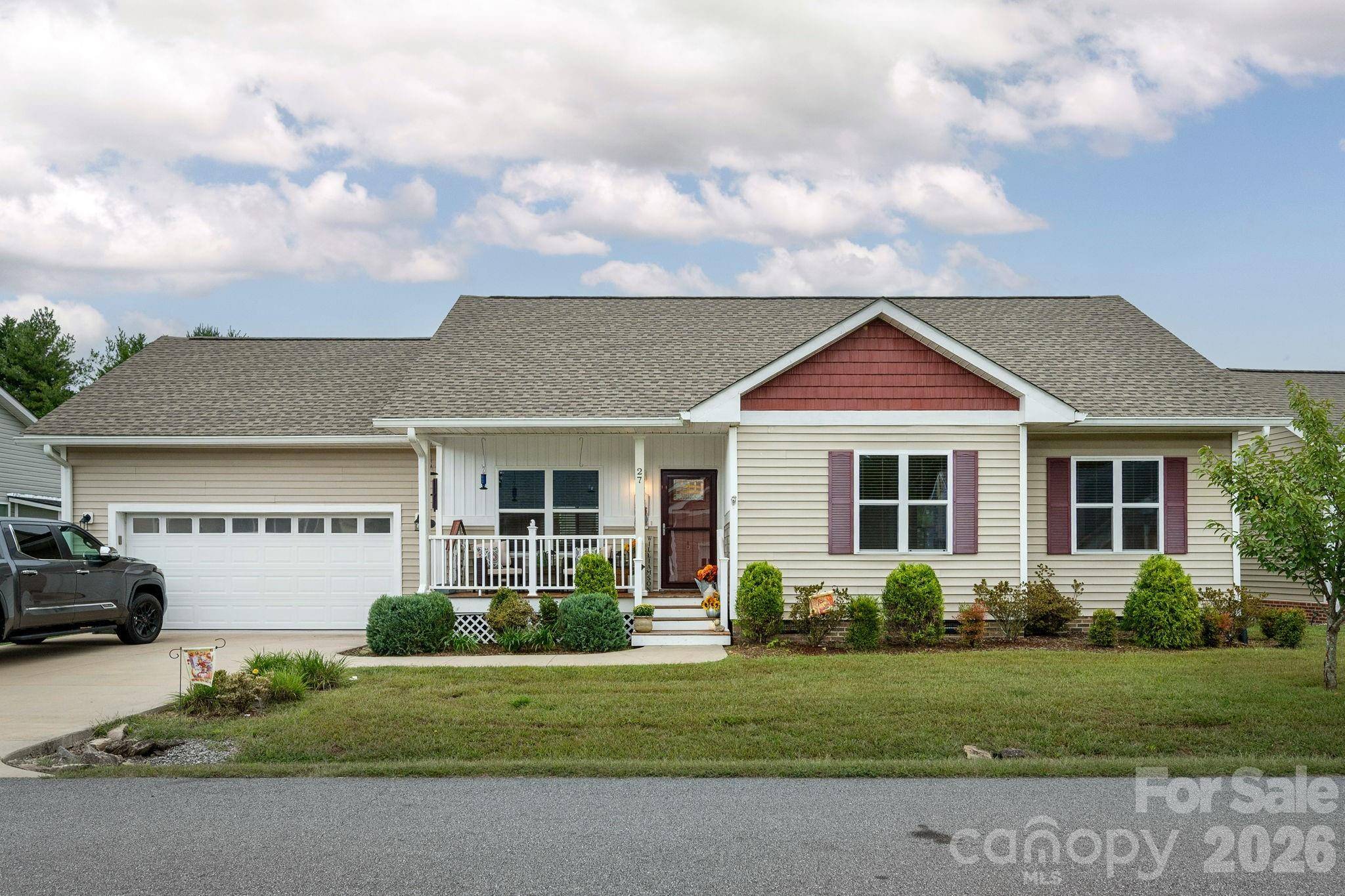 27 Day Lilly CT, Hendersonville, NC 28739