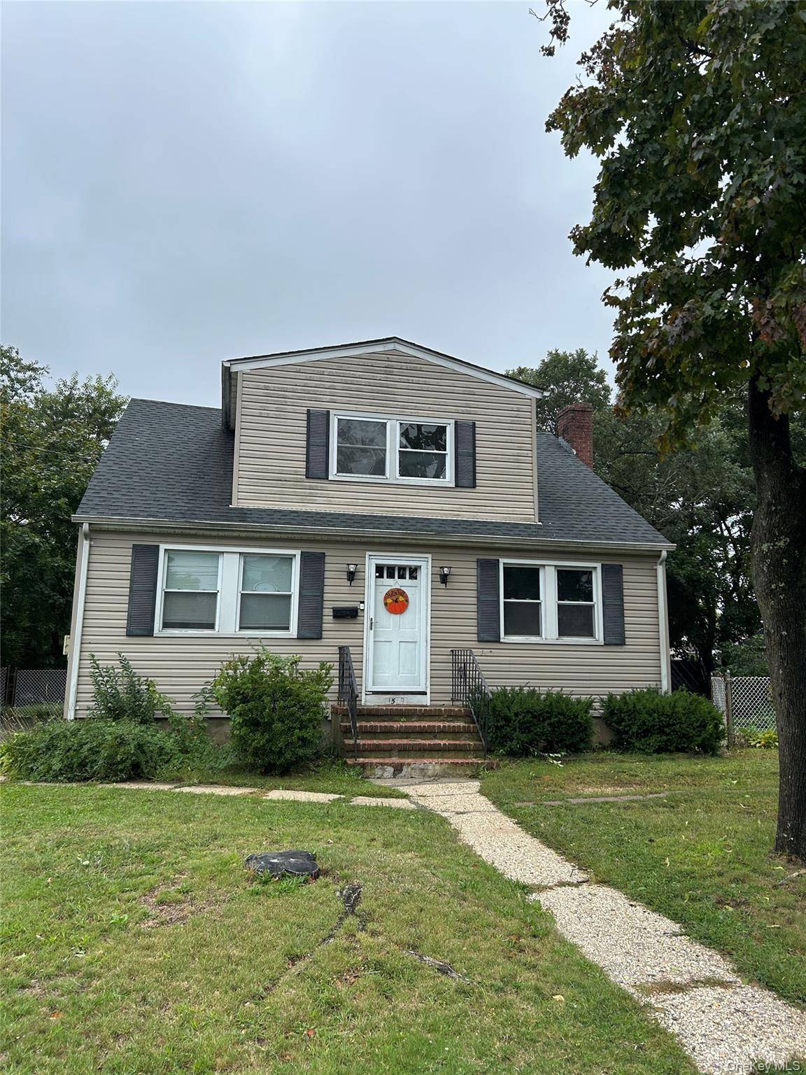 1569 4th ST, West Babylon, NY 11704