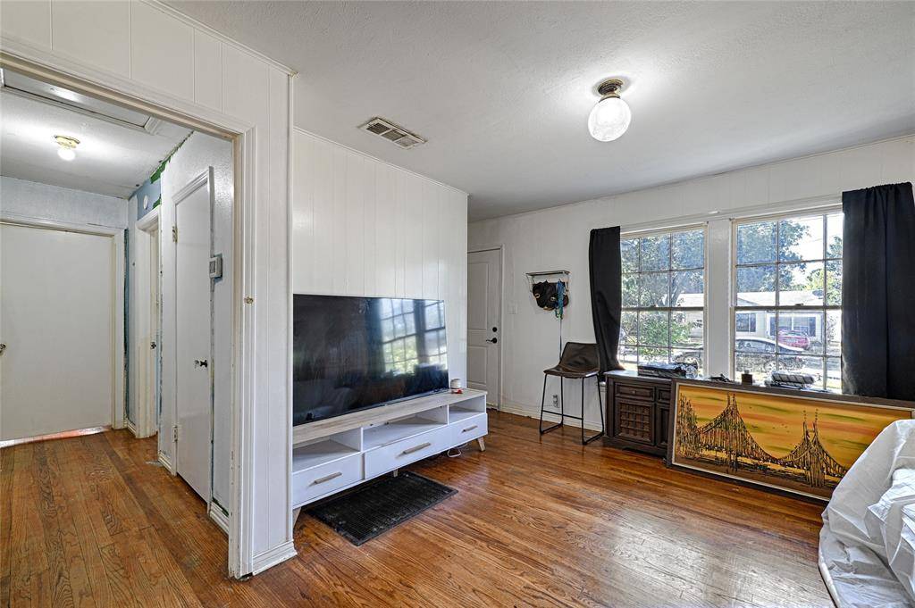1007 E Russell Avenue, Carrollton, TX 75006