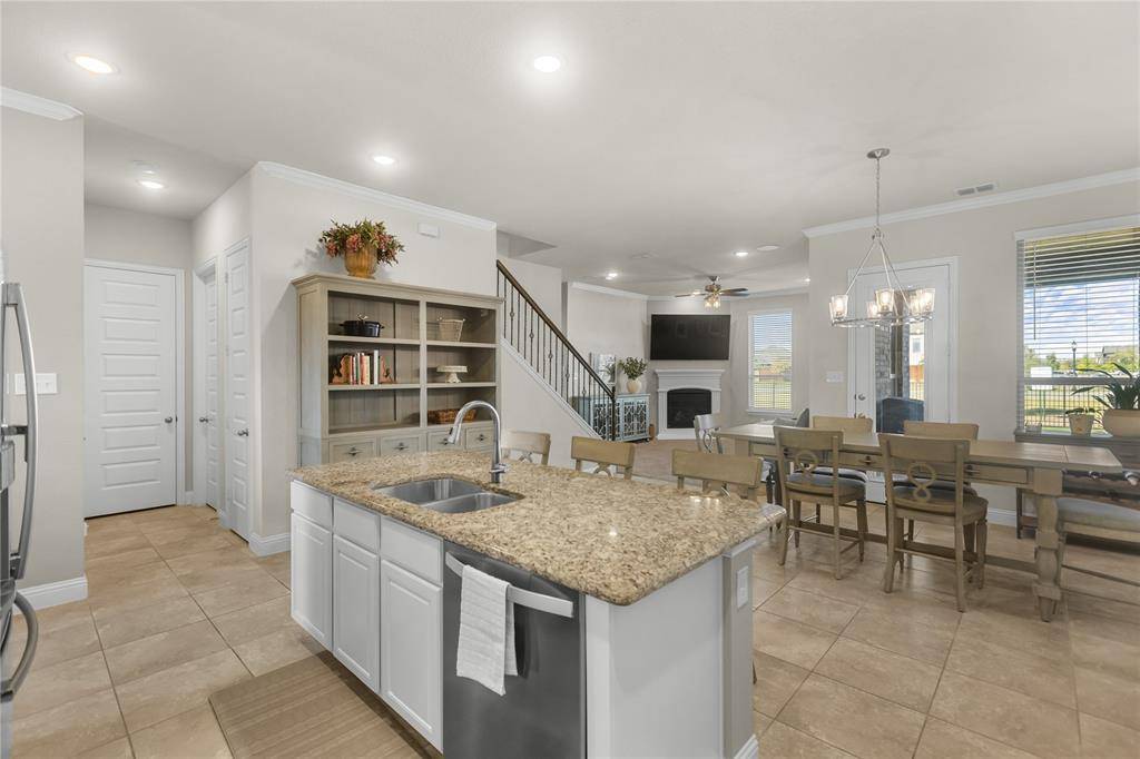 2805 Lakeside Drive, Aubrey, TX 76227