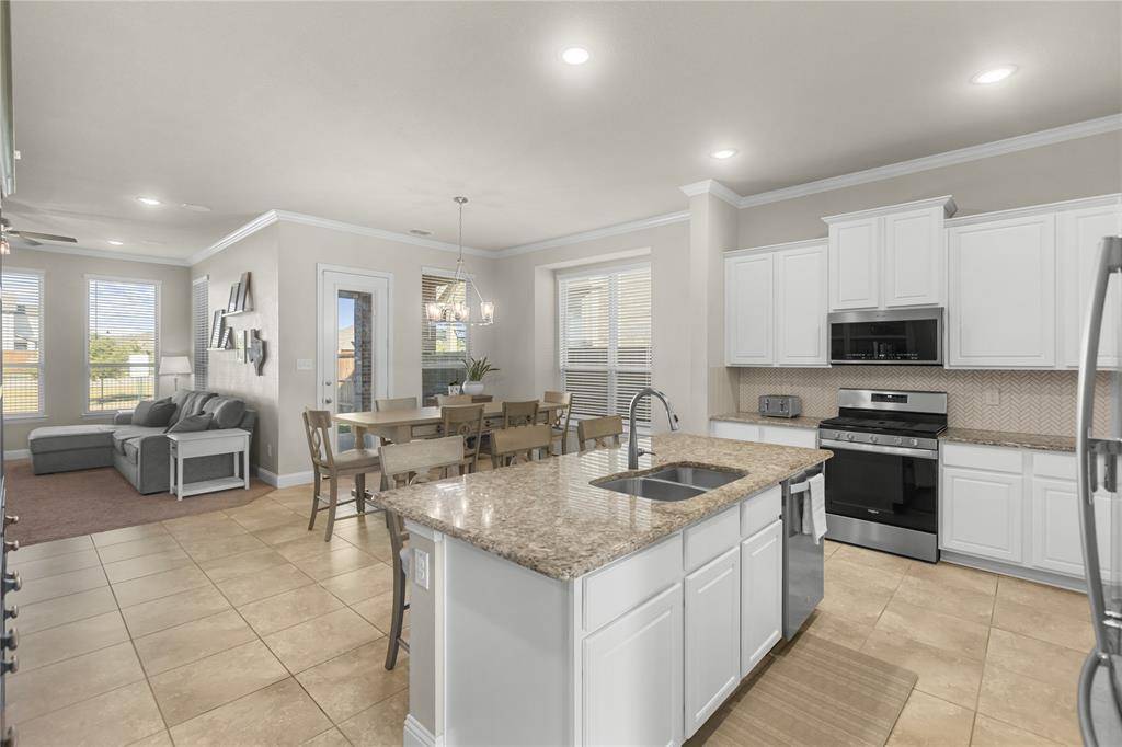2805 Lakeside Drive, Aubrey, TX 76227