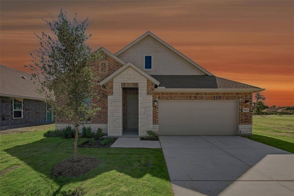 901 Silverleaf Drive, Ennis, TX 75119