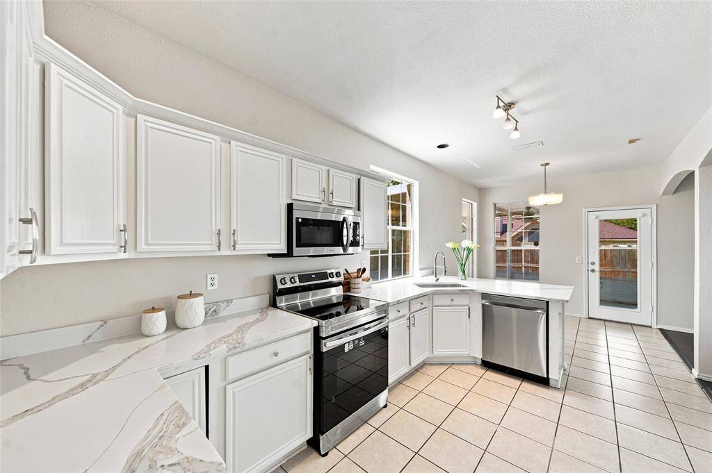 337 Bluewood Lane, Lake Dallas, TX 75065