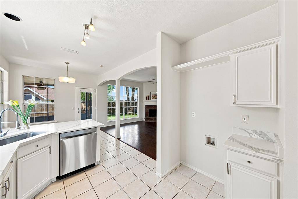 337 Bluewood Lane, Lake Dallas, TX 75065