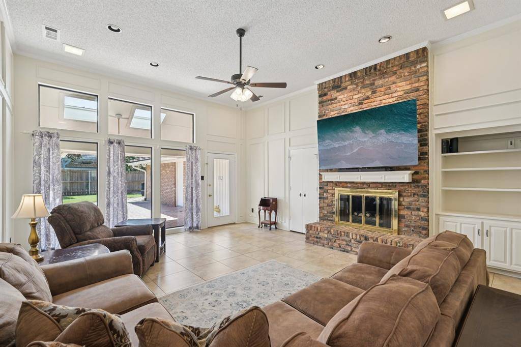 7002 Lake Louise Drive, Arlington, TX 76016