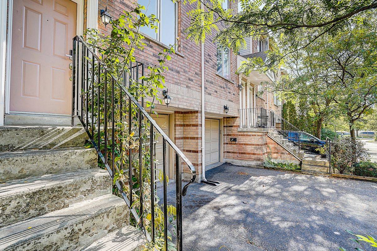 8D Leaside Park DR, Toronto C11, ON M4H 1R3