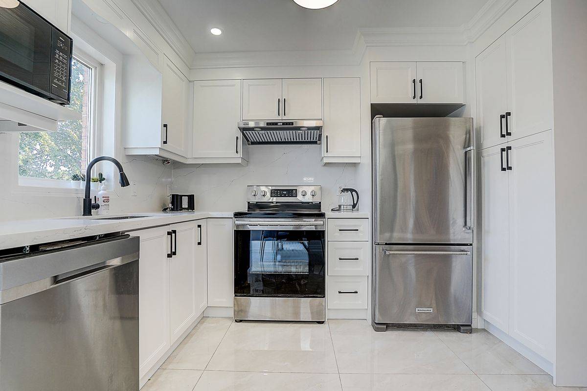 8D Leaside Park DR, Toronto C11, ON M4H 1R3