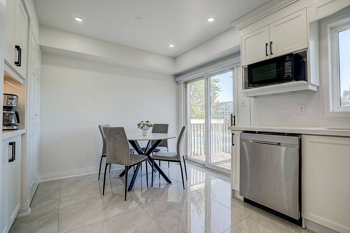 8D Leaside Park DR, Toronto C11, ON M4H 1R3