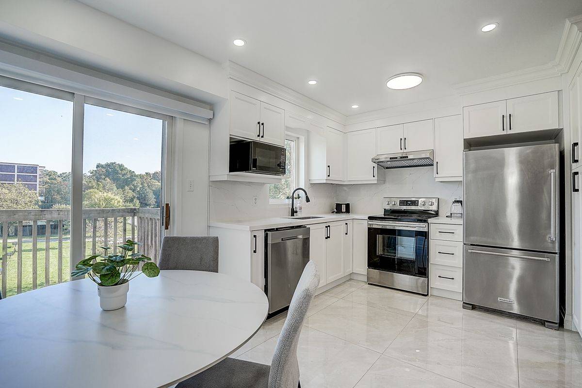 8D Leaside Park DR, Toronto C11, ON M4H 1R3