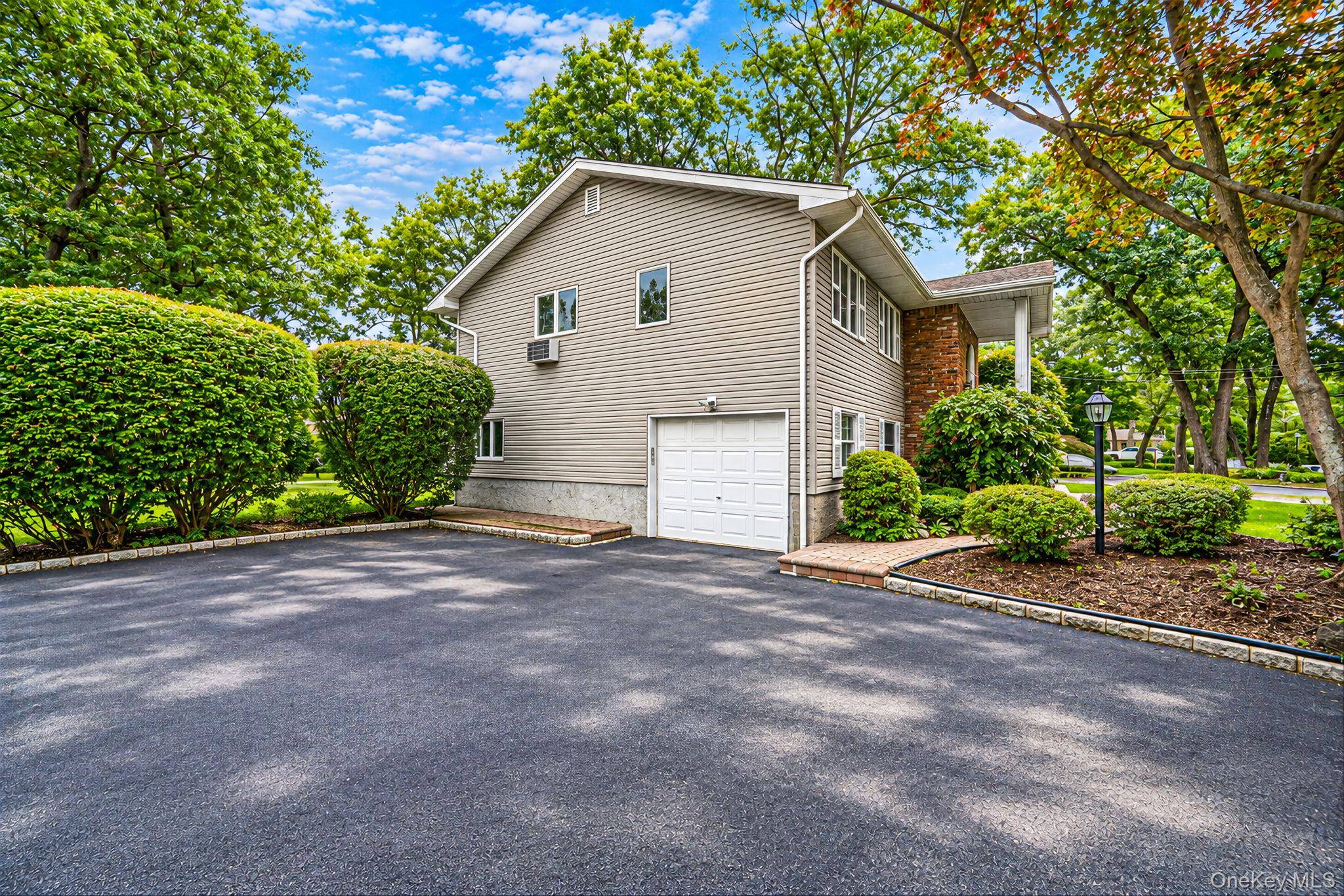 3 Oasis PL, East Northport, NY 11731
