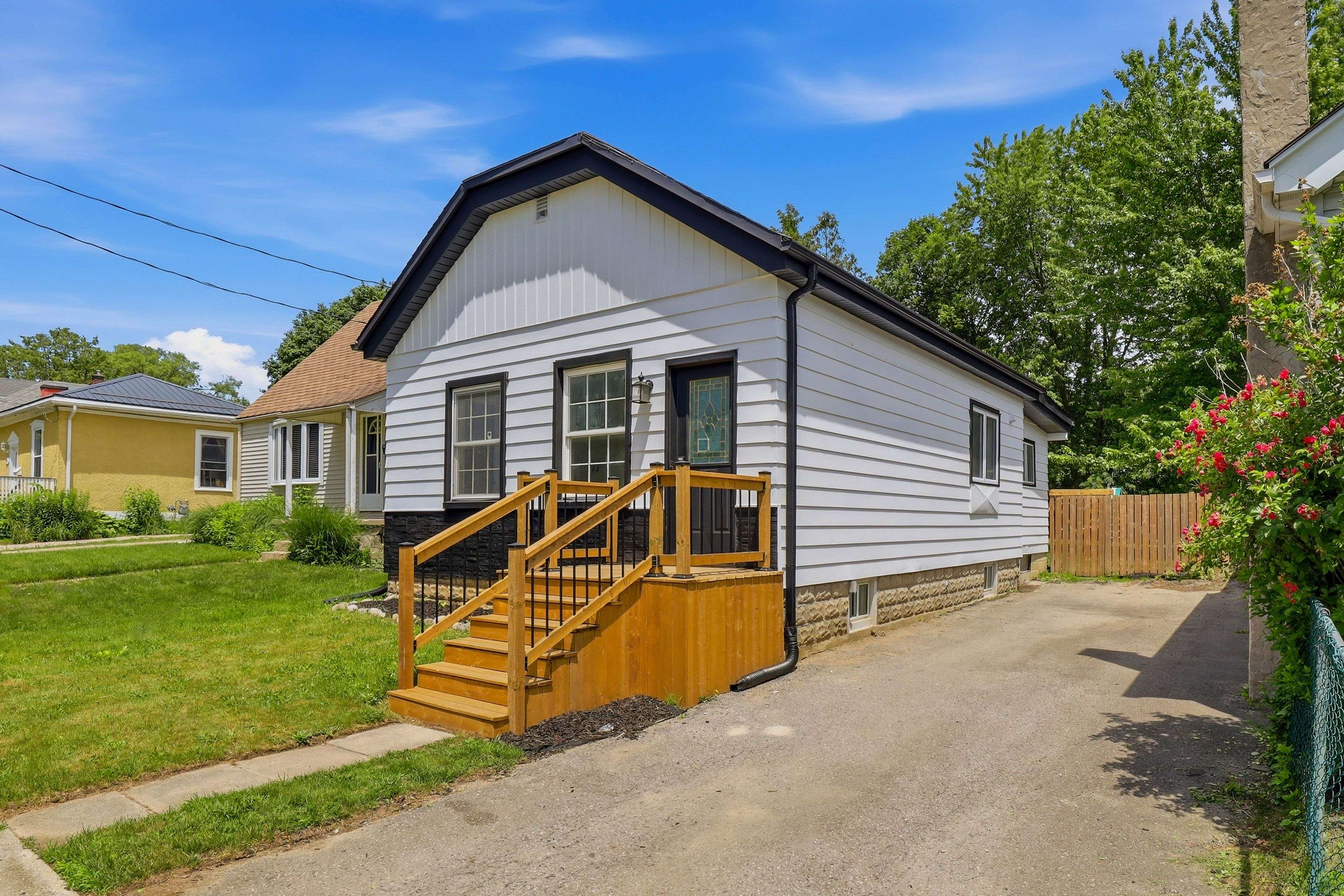 134 Sterling ST, London East, ON N5Y 1Y8