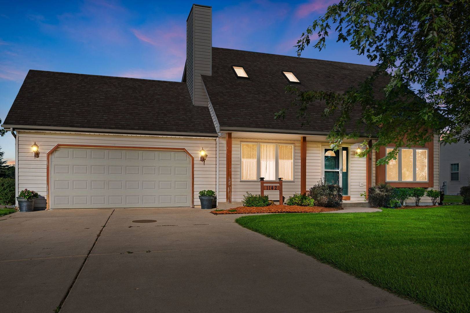 1142 Mulberry LN, Union Grove, WI 53182