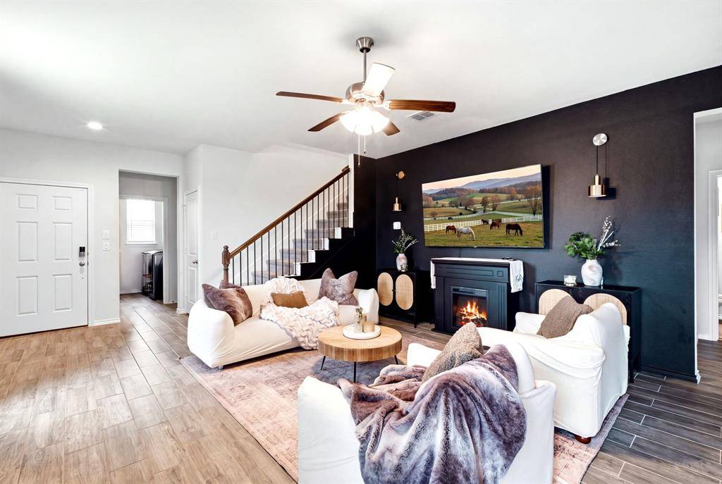900 Crockett Street, Aubrey, TX 76227