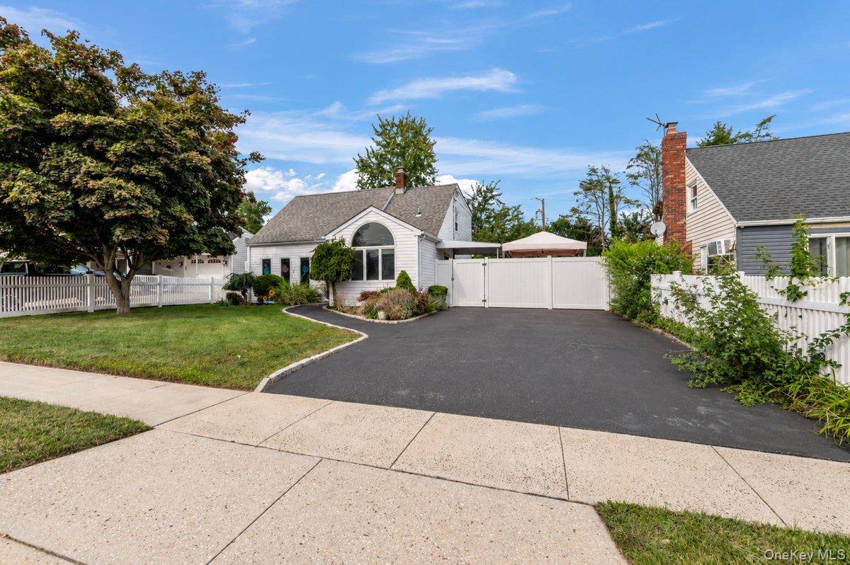 61 Hollyhock RD, Levittown, NY 11756