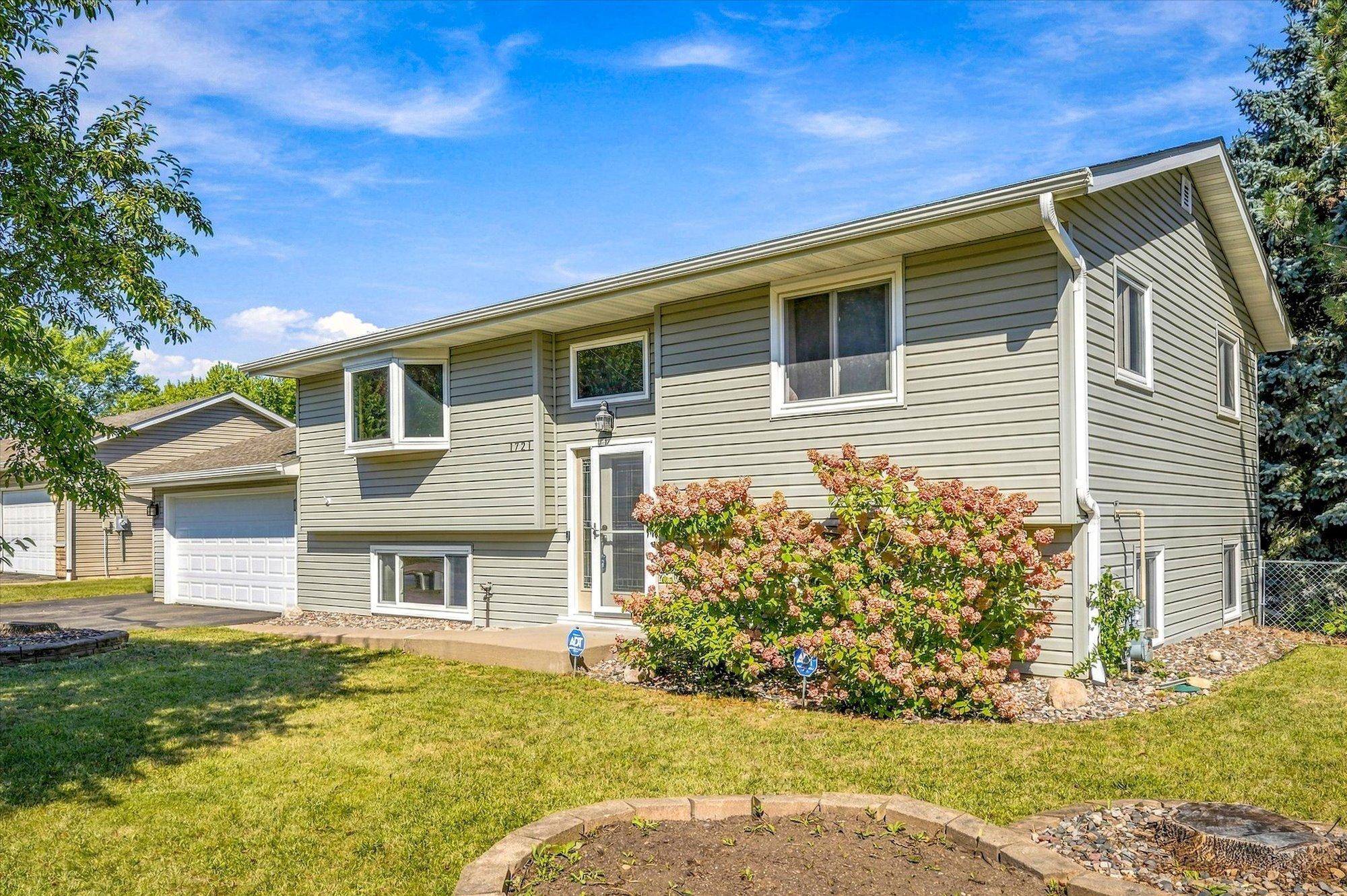 1721 Deerwood DR, Eagan, MN 55122