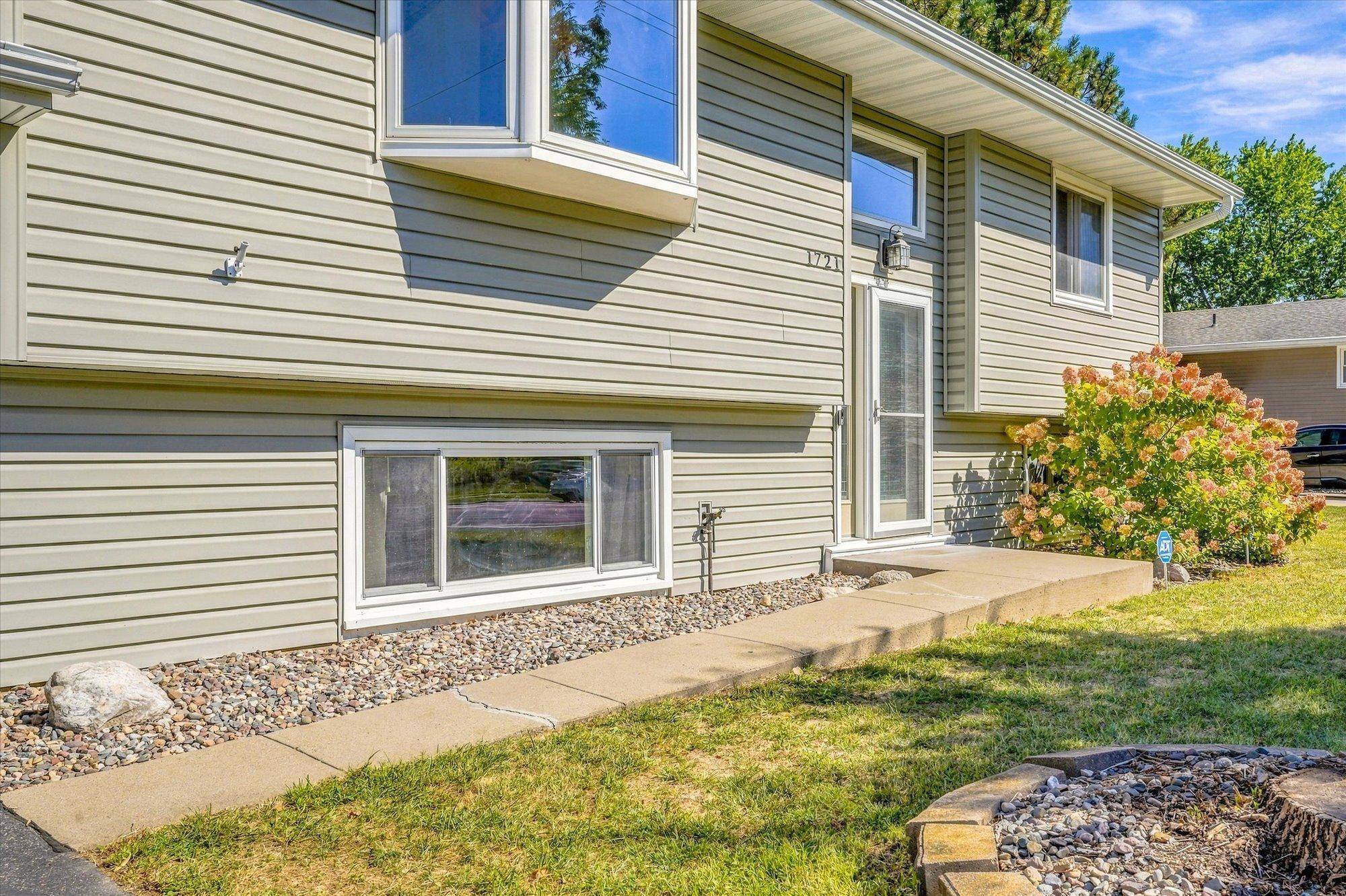 1721 Deerwood DR, Eagan, MN 55122