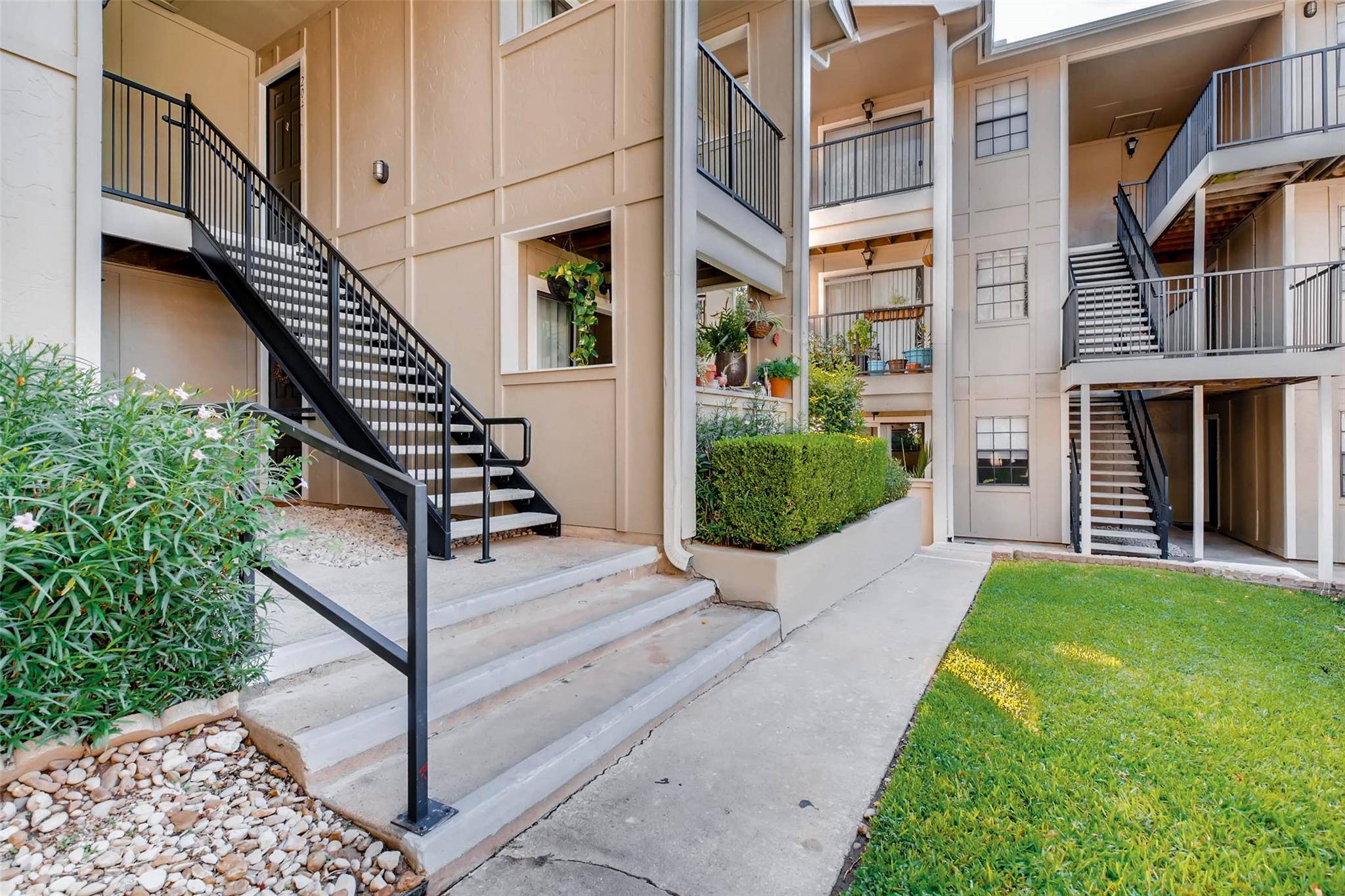 2121 W William Cannon DR #105, Austin, TX 78745