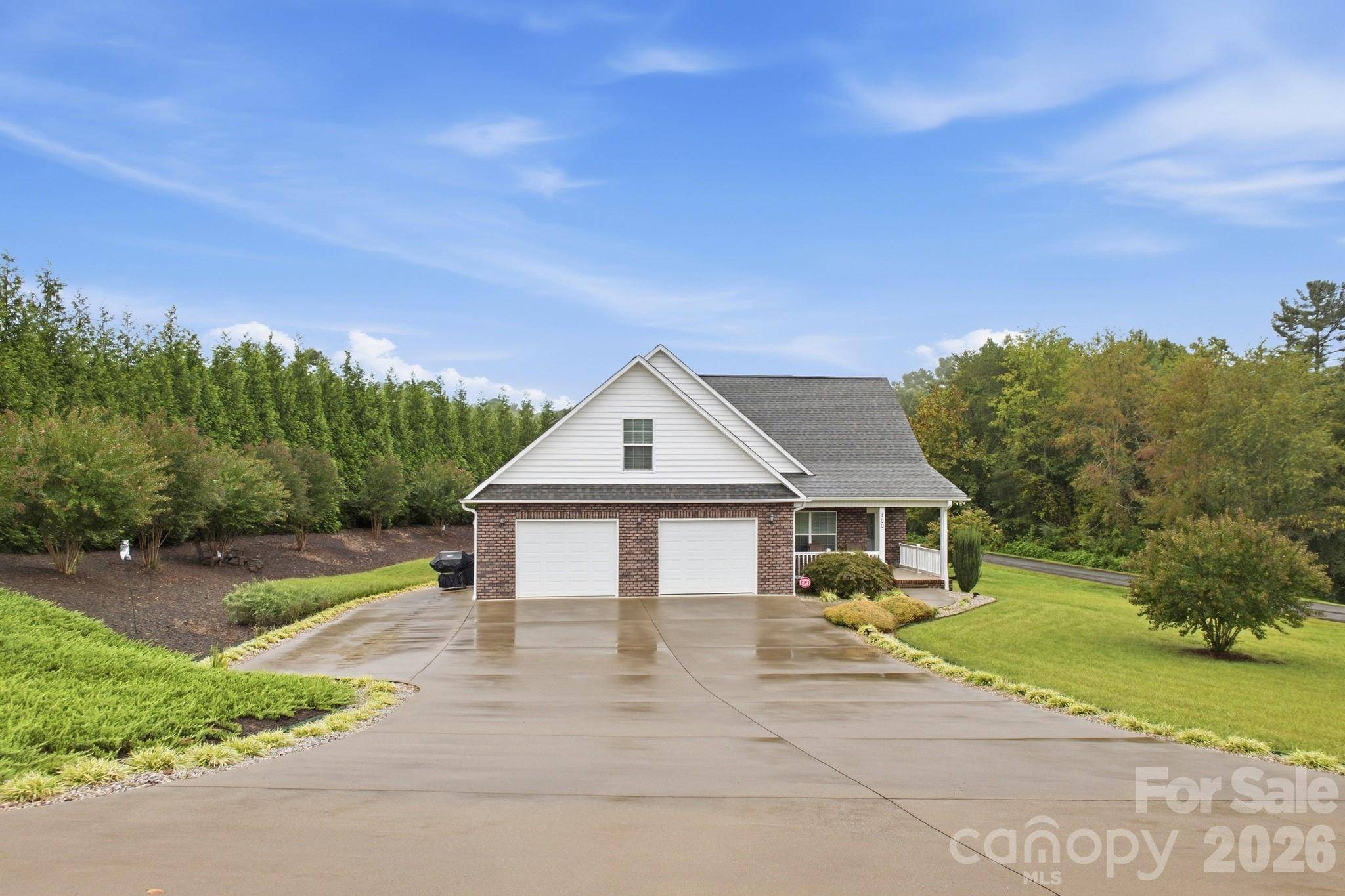 100 Rivercliff DR, Hudson, NC 28638