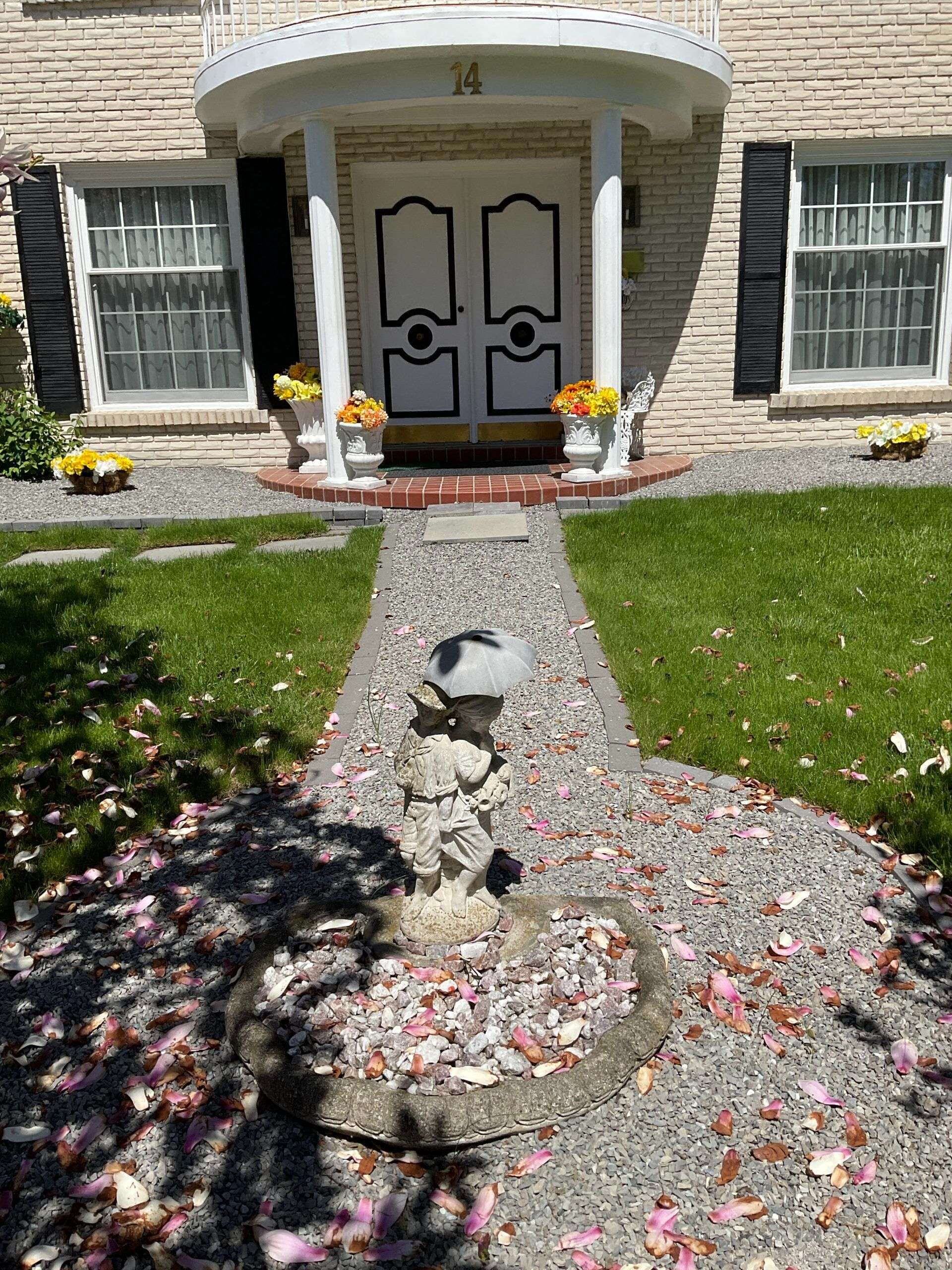 14 Robinhood DR, Hamilton, ON L9H 4G1