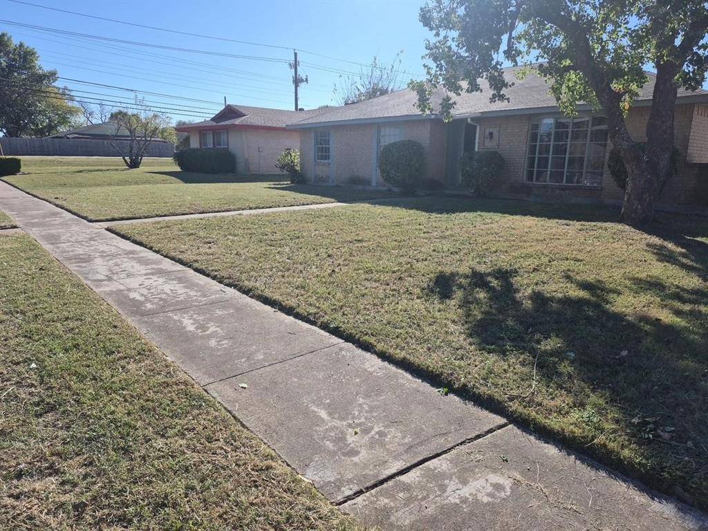2705 Tanglewood Drive, Lancaster, TX 75134