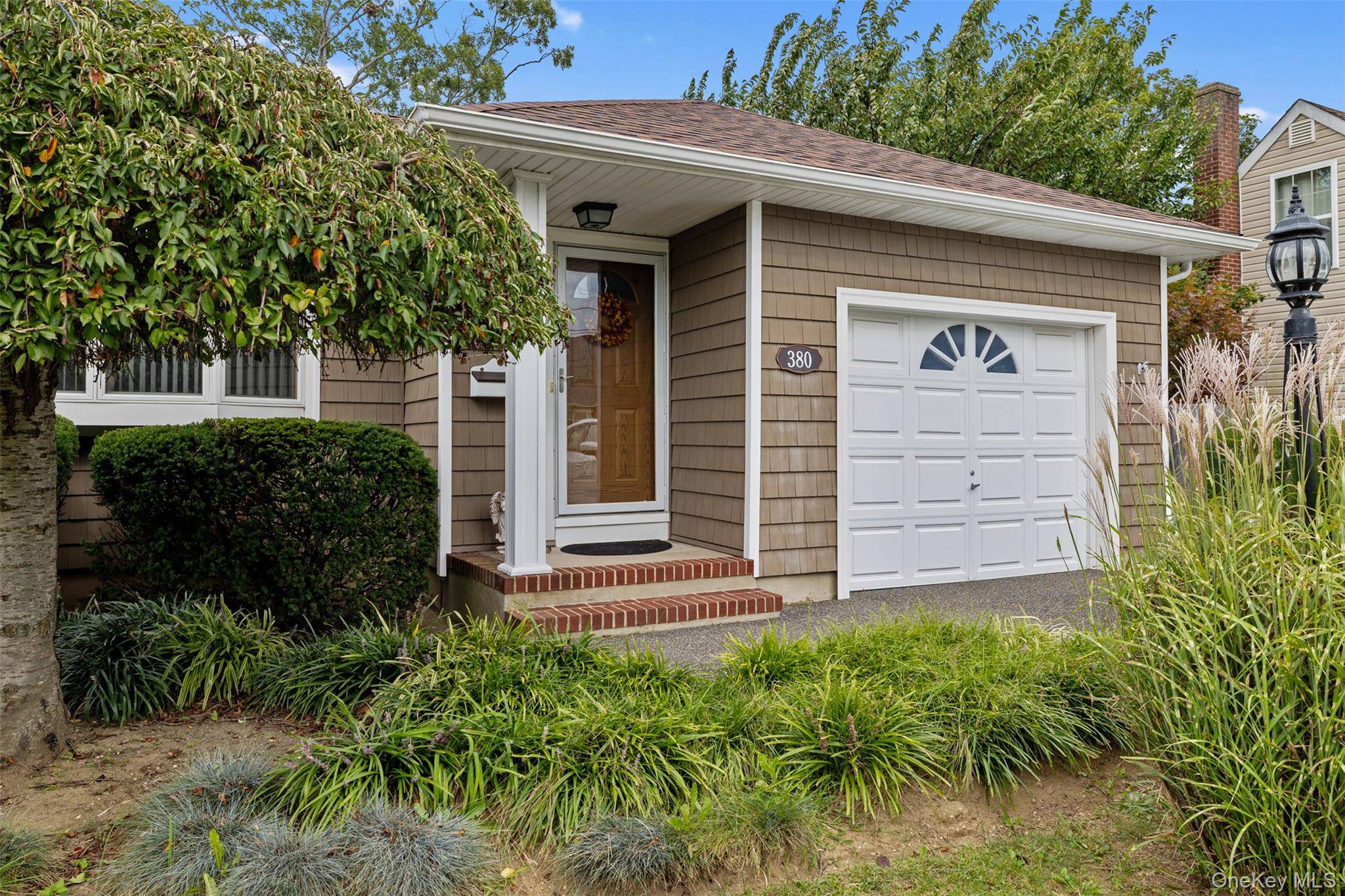 380 N Clinton AVE, Lindenhurst, NY 11757