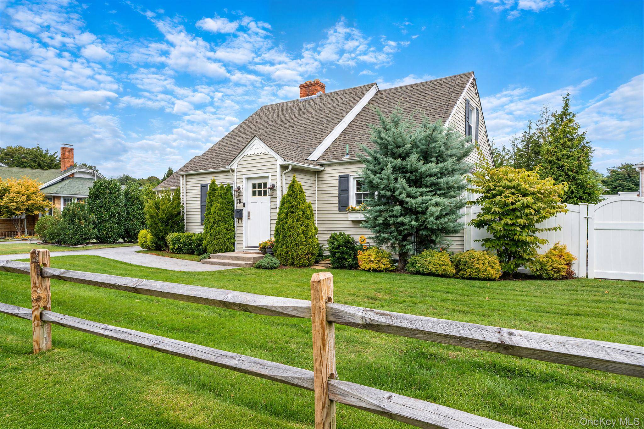19 Cherry AVE, West Sayville, NY 11796