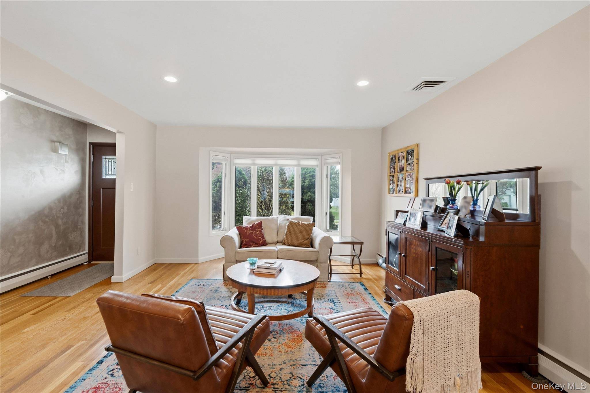 15 Elmwood LN, Syosset, NY 11791
